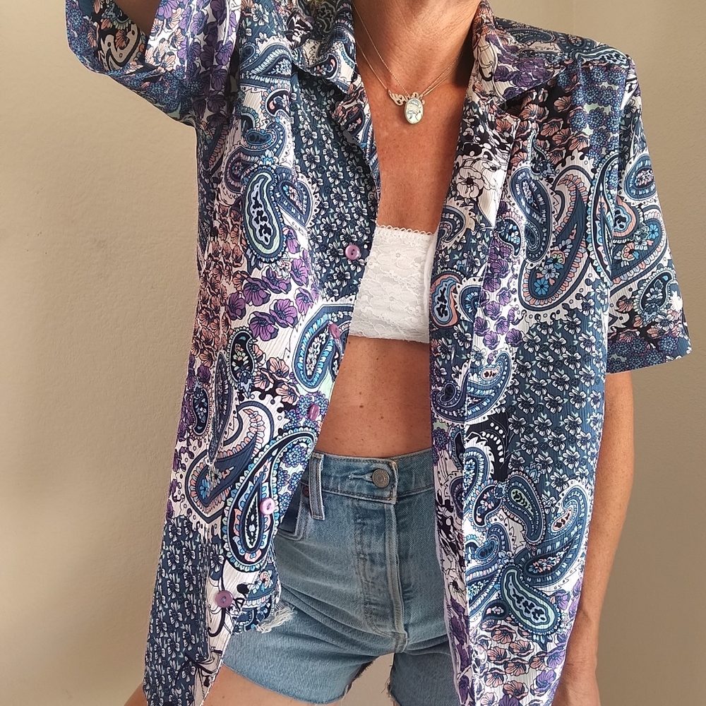 🦋VTG button down paisley blouse